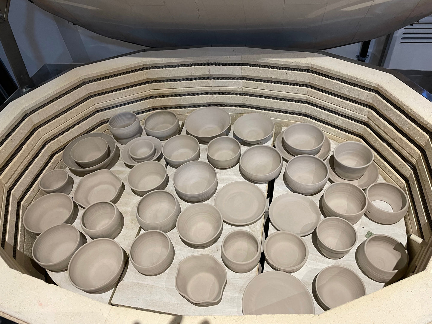 Le four mesure 24 x 42 pouces. L’unité de location est d’une demie tablette pour 25$ + tx