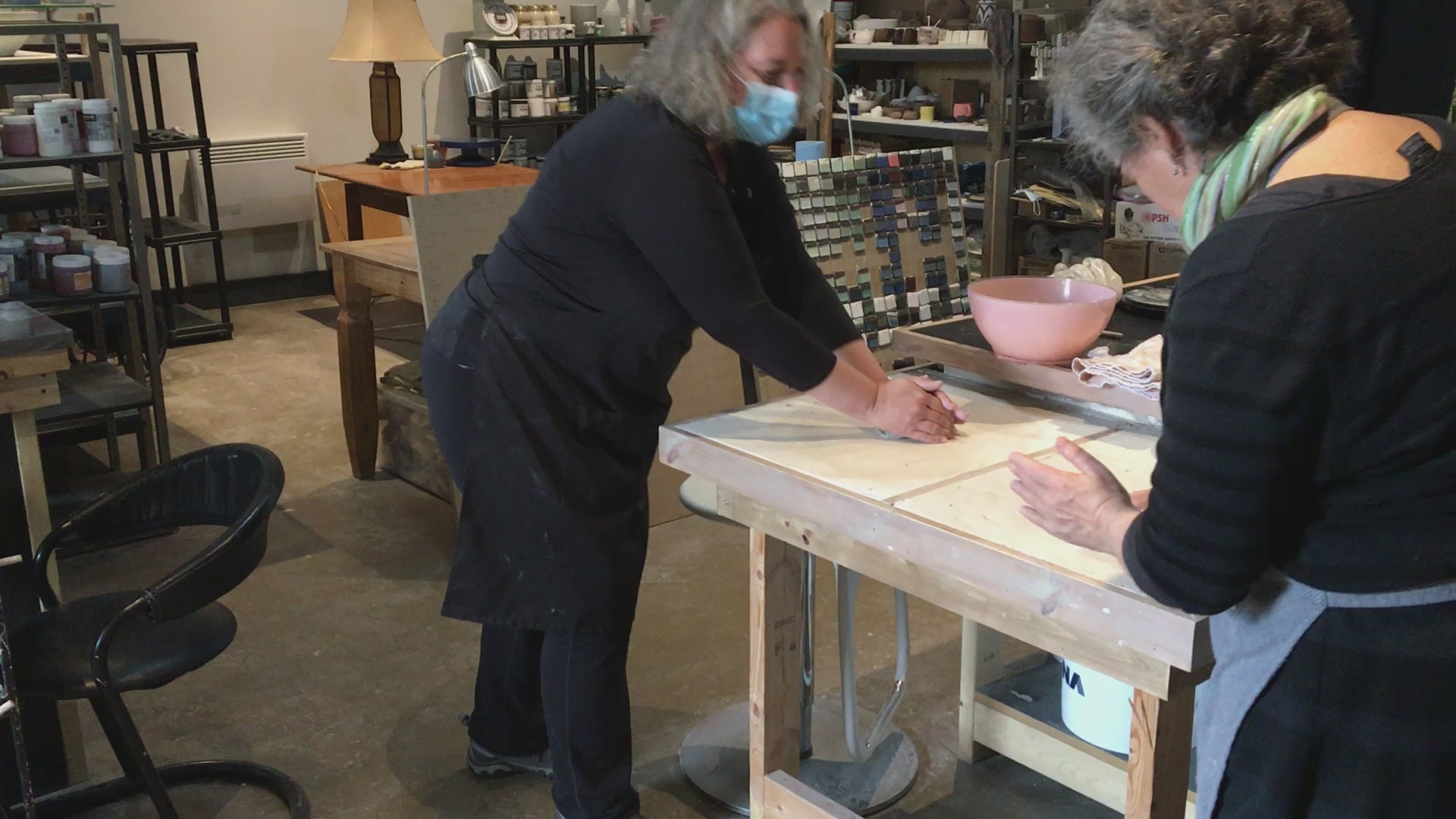Cours de Céramique par petits groupes sous la direction de Nathalie Désilets, céramiste. Un atelier dure environ 1 h 30. On a le temps de faire un piece sur le tour et/ou une pièce par modelage selon la rapidité des participants.